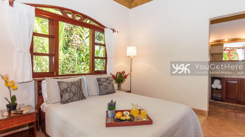 Beach House Rentals-Dominical-Costa Rica-San-Martin-Mirador-escaleras-bed