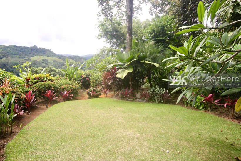 Grass area surrounded by tropical landscaping at Villa Koora Costa Rica.