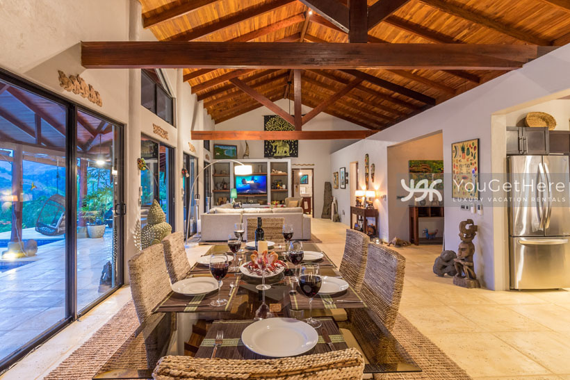 Villa Koora Indoor dining area with table set for six.