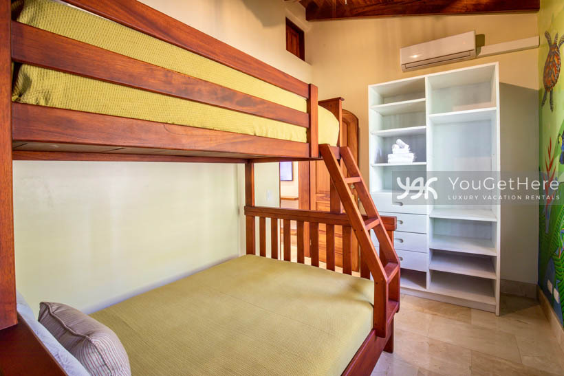 Vista Encanto Costa Rica guest bedroom with bunkbed and closet.