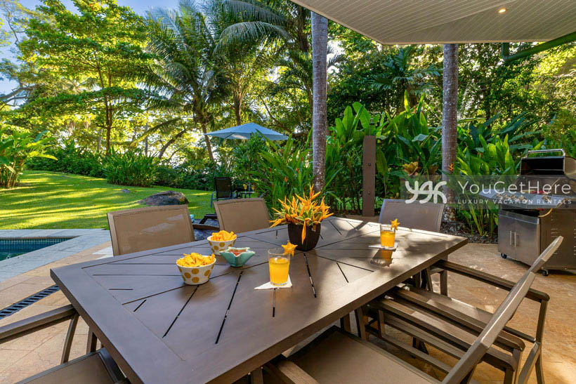 Beachfront Villa Outdoor dining and BBQ at Caballitos del Mar Norte.