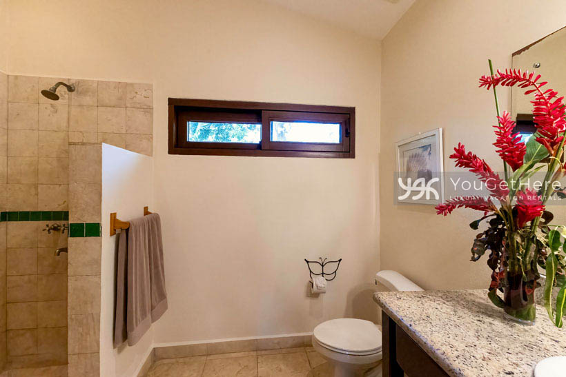 Caballitos del Mar Norte Beachfront villa guest bathroom.