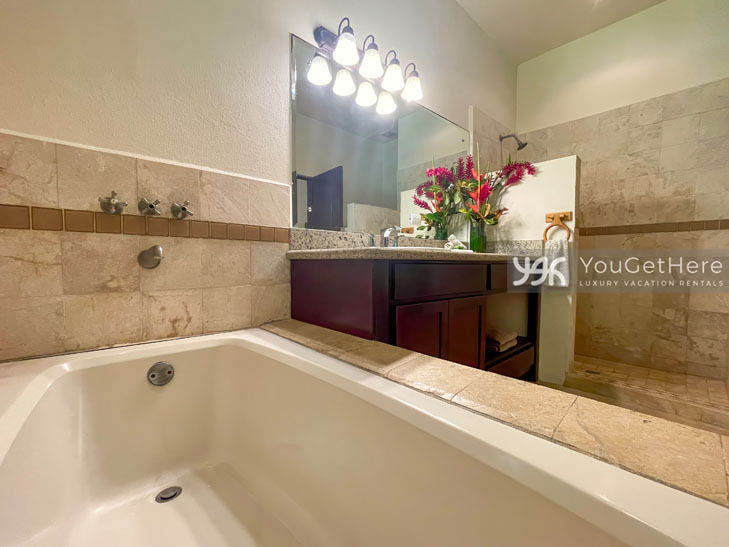 Caballitos del Mar Norte Beachfront vacation rental bathtub.